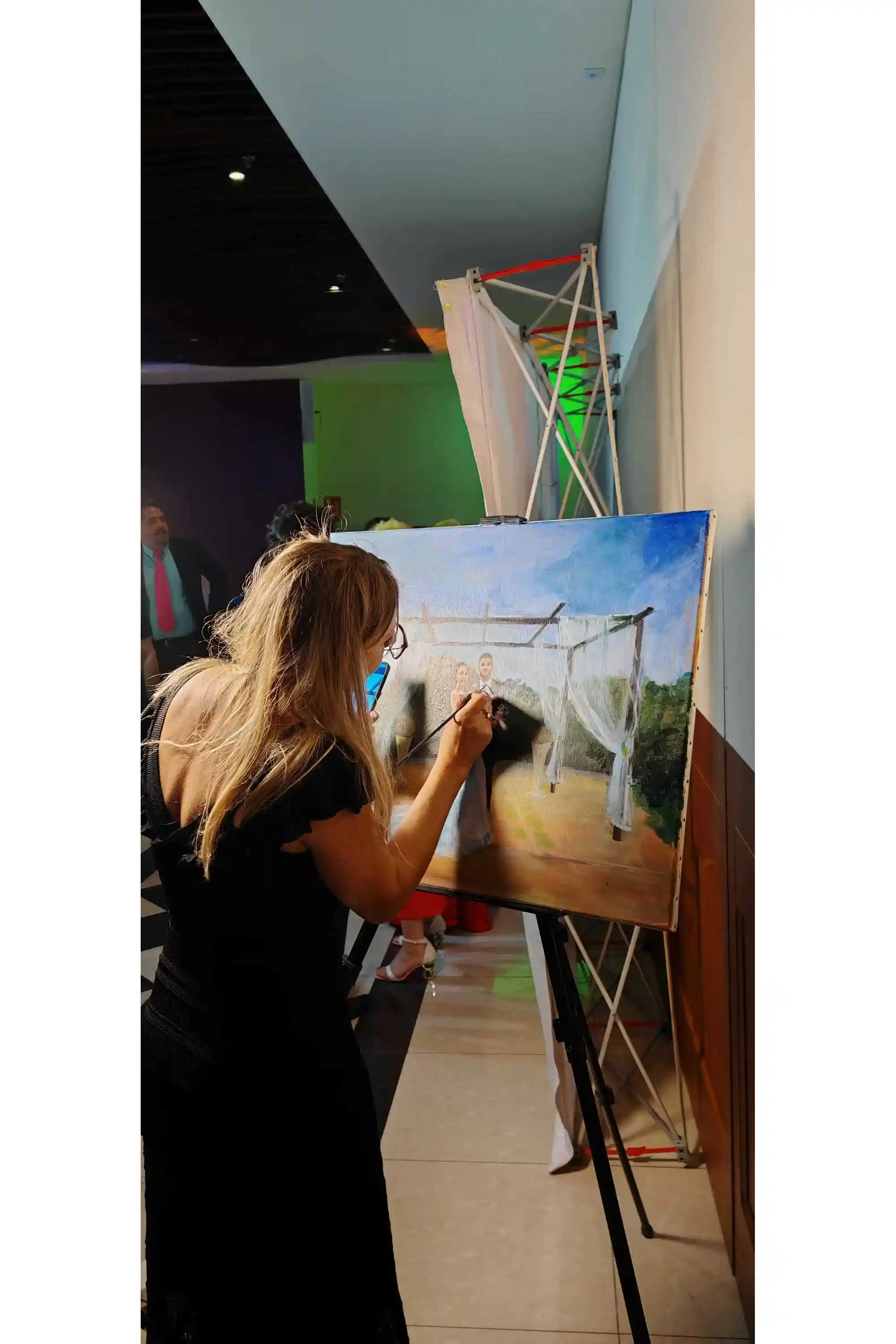 Pintura en acuarela de novios en boda al aire libre